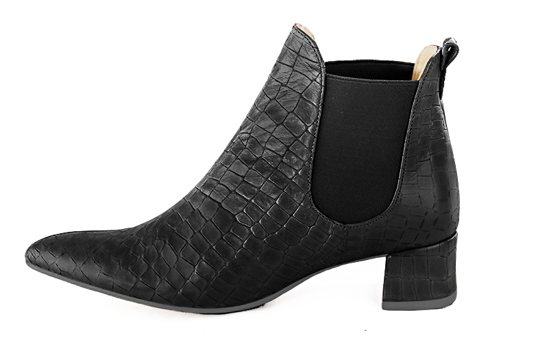 Satin black women's ankle boots, with elastics. Tapered toe. Low flare heels. Profile view - Florence KOOIJMAN